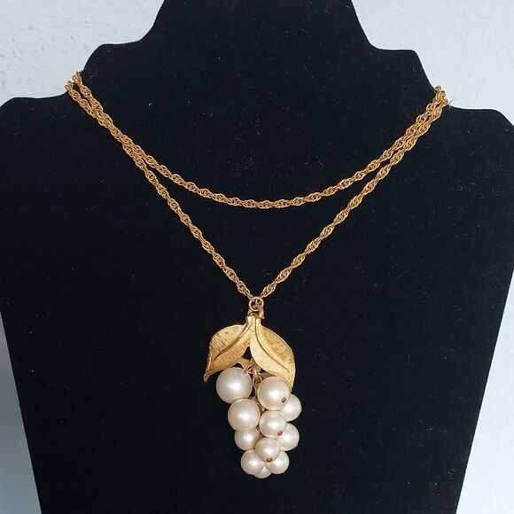 Vintage Faux Pearl Cluster Grape Bunch Pendant Gold Tone Necklace - Picture 1 of 6